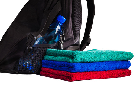毛巾和瓶装水的背包
