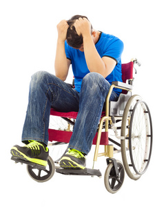 沮丧和残疾人坐在轮椅上的男人