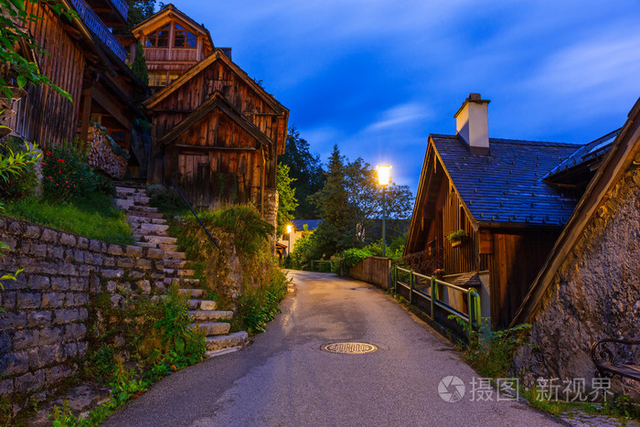 晚上在阿尔卑斯山的哈尔施塔特村