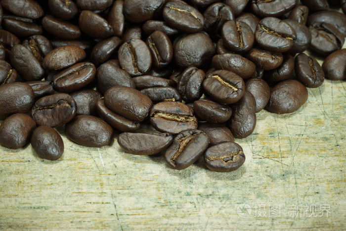 咖啡豆木制背景上