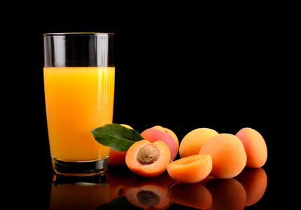 切片橙杏汁和叶子的特写镜头