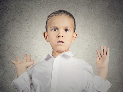 受到惊吓的孩子男孩照片