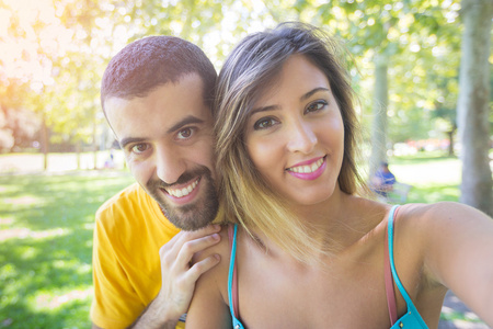 对年轻的夫妇采取自拍照在公园