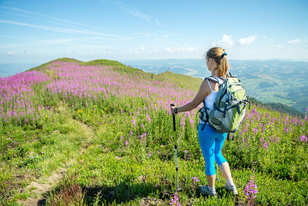 年轻女子在山中徒步旅行