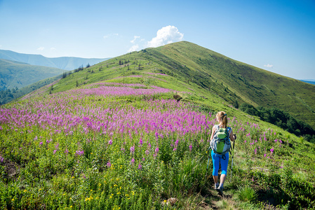 年轻女子在山中徒步旅行