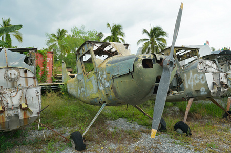 被遗弃的直升机图片