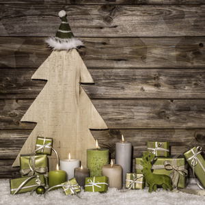 绿色和棕色木制高建群的自然圣诞装饰。