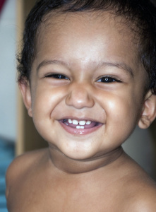 微笑的印第安婴儿
