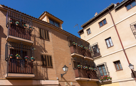 阳台装饰在小镇的阿尔卡拉德埃纳雷斯，西班牙