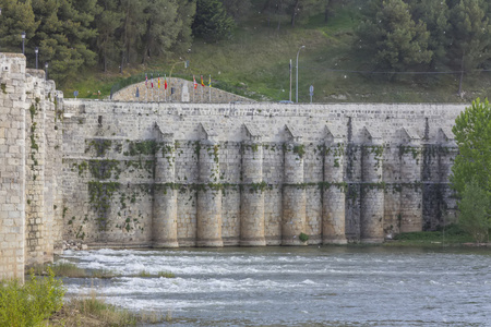 拱门与水的旧石桥块。