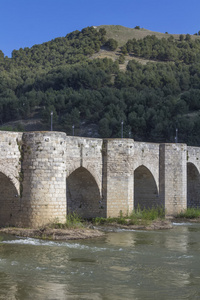 拱门与水的旧石桥块。