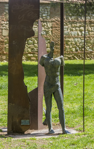 抽象的雕塑，一男子在青铜器