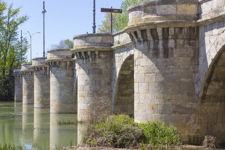 著名的石桥 puente 市长 十六世纪，在帕伦西亚，水疗中心