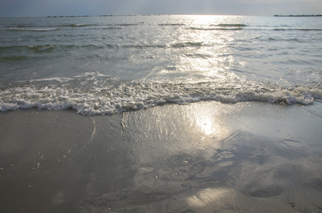 阳光明媚的波浪在海滩上