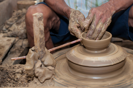 一个男人形状陶器，它在一个轮子转动
