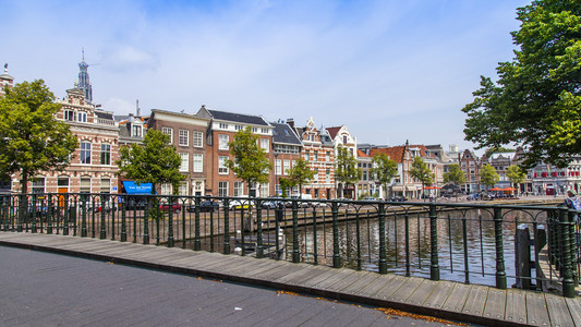 2014 年 7 月 10 日荷兰哈勒姆。典型的城市景观。里运河大堤的老宅，反映在它的水