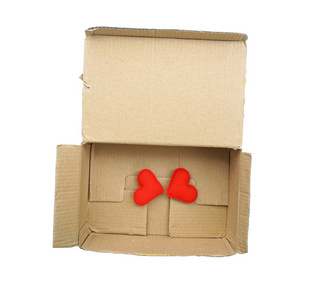 红色的心，在开放的纸板盒里