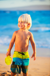 年轻的男孩在海边玩