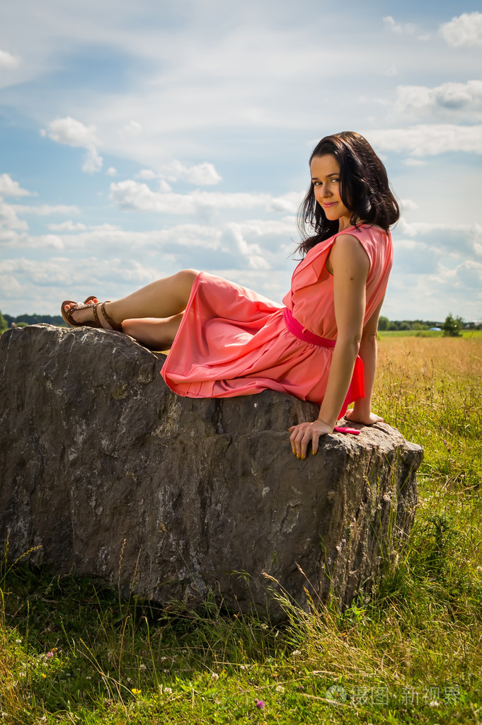 在石头上的女人