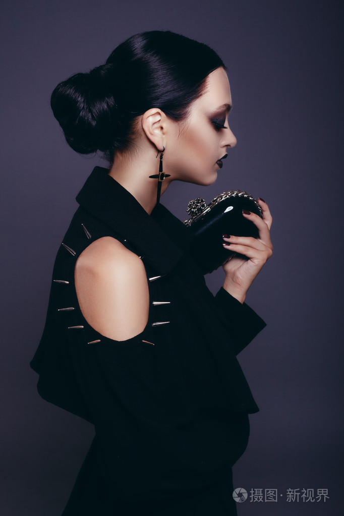 时尚的性感时尚魅力女孩在灰色的背景上的肖像