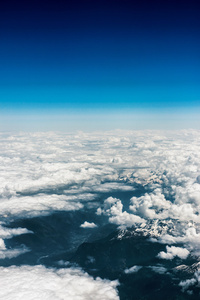 意大利阿尔卑斯山和 cloudscape 空中平面视图上方