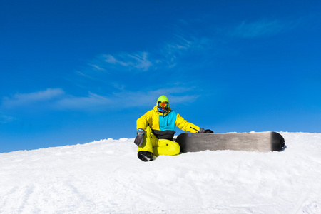 坐在雪坡上的滑雪者