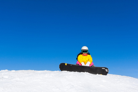 坐在山坡上的滑雪者