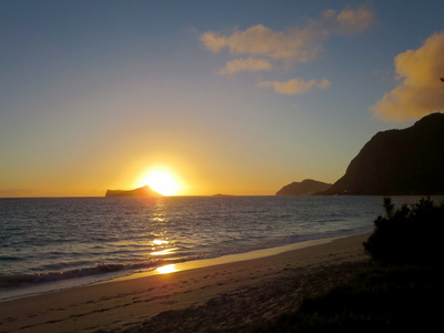 兔子岛上空怀马纳洛海滩的清晨日出