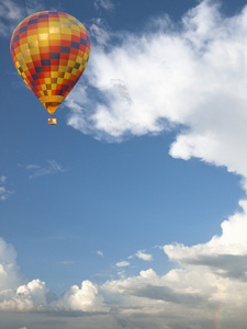 热气球与蓝色的天空和漂亮的云