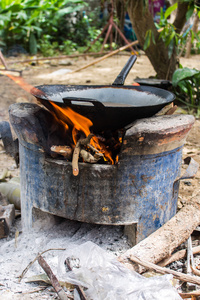 炉子上的蒸汽烹饪用旧锅和工艺