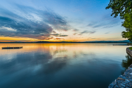 在与水中倒影湖 wallersee 蓝金色的夕阳