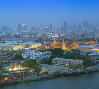 在黄昏时分从顶视图在泰国曼谷的大皇宫