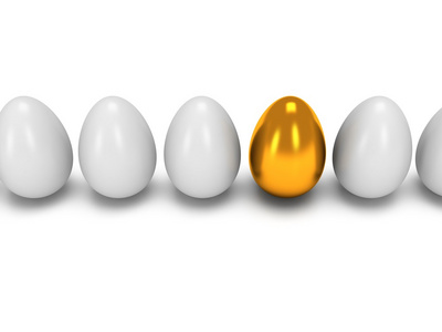 在一排的白色的卵的金蛋。3d