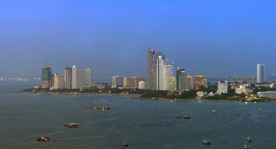 芭堤雅市容现代建筑在黄昏的时候海海滩边蒂姆