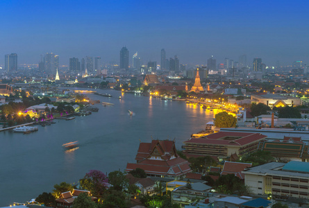 曼谷城市景观河侧在黄昏时分，可以看到郑王庙