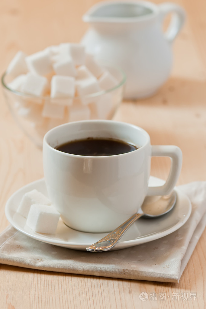 白杯咖啡加巧克力加糖的木桌