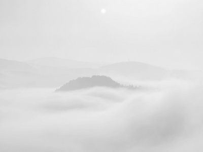朦胧梦幻般的景观。在秋天萨克森瑞士公园充满了厚厚的云层的浓雾深迷雾笼罩的山谷。砂岩峰林增至雾背景
