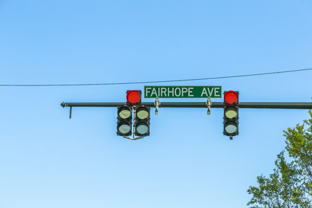 中移动与街道名称的红绿灯