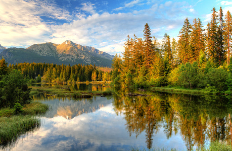 高山湖泊在斯洛伐克strbskepleso