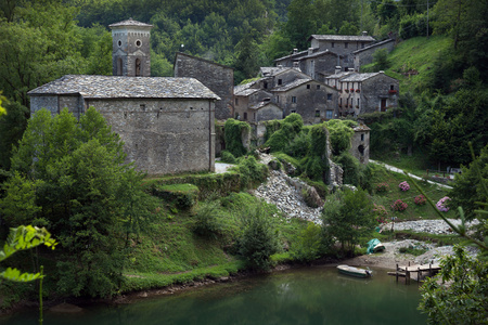 这个中世纪的村庄的 isola 圣诞老人在位于 garfagnana，它