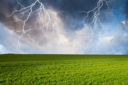 罢工玉米用在绿色草地上闪电雷暴照片
