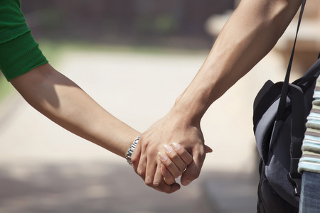 正文公园情侣手牵手在公园里照片