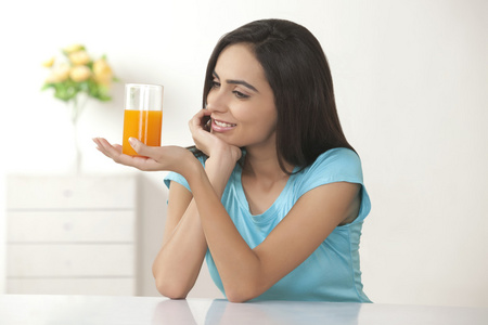 年轻女子杯橙汁