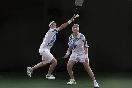 年轻女性打羽毛球