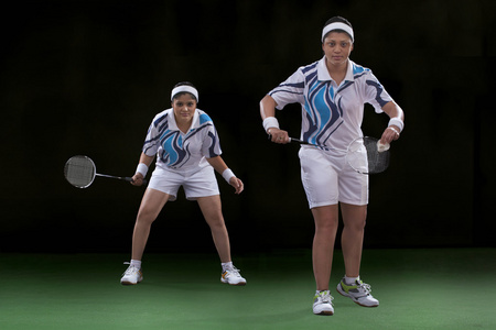 年轻女性打羽毛球图片