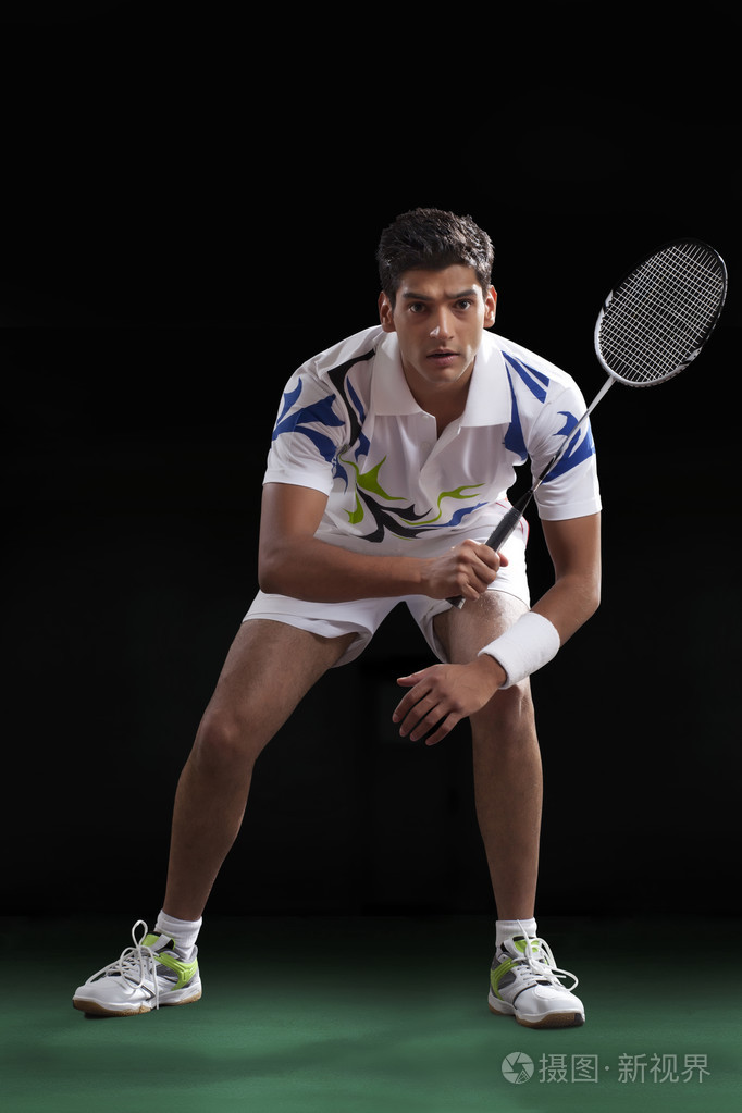 打羽毛球的年轻人