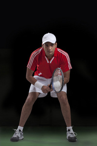年轻的印度裔男子打网球