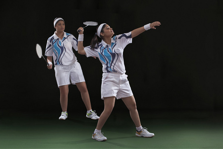 年轻女性打羽毛球