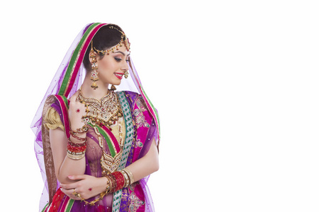 传统的印度新娘微笑