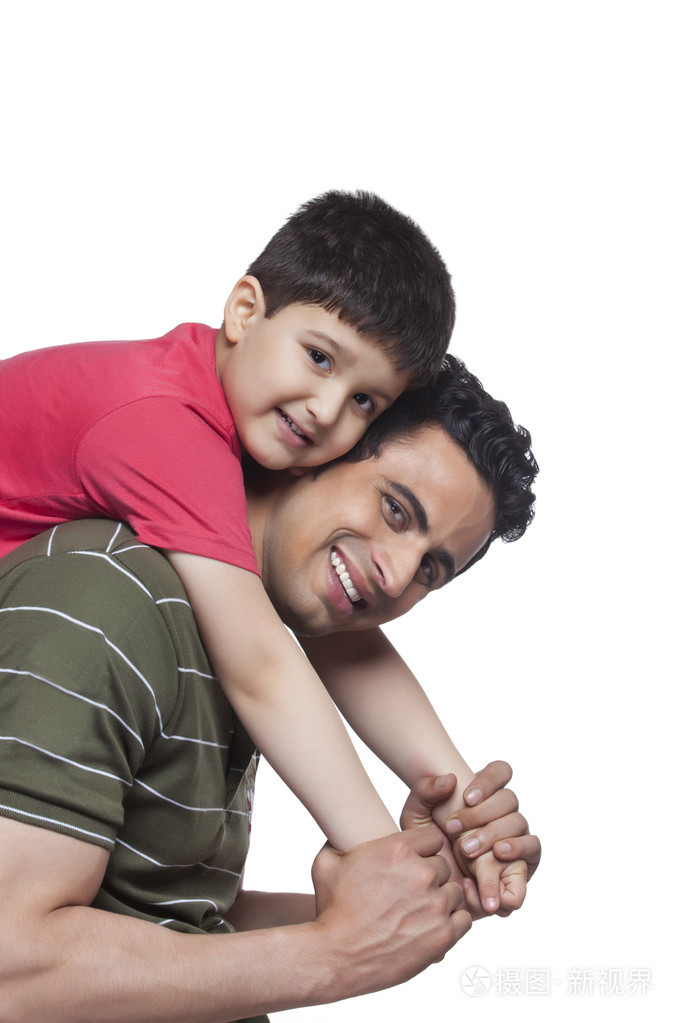 快乐的父亲和儿子拥抱